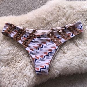 Acacia Zig Zag Chuns